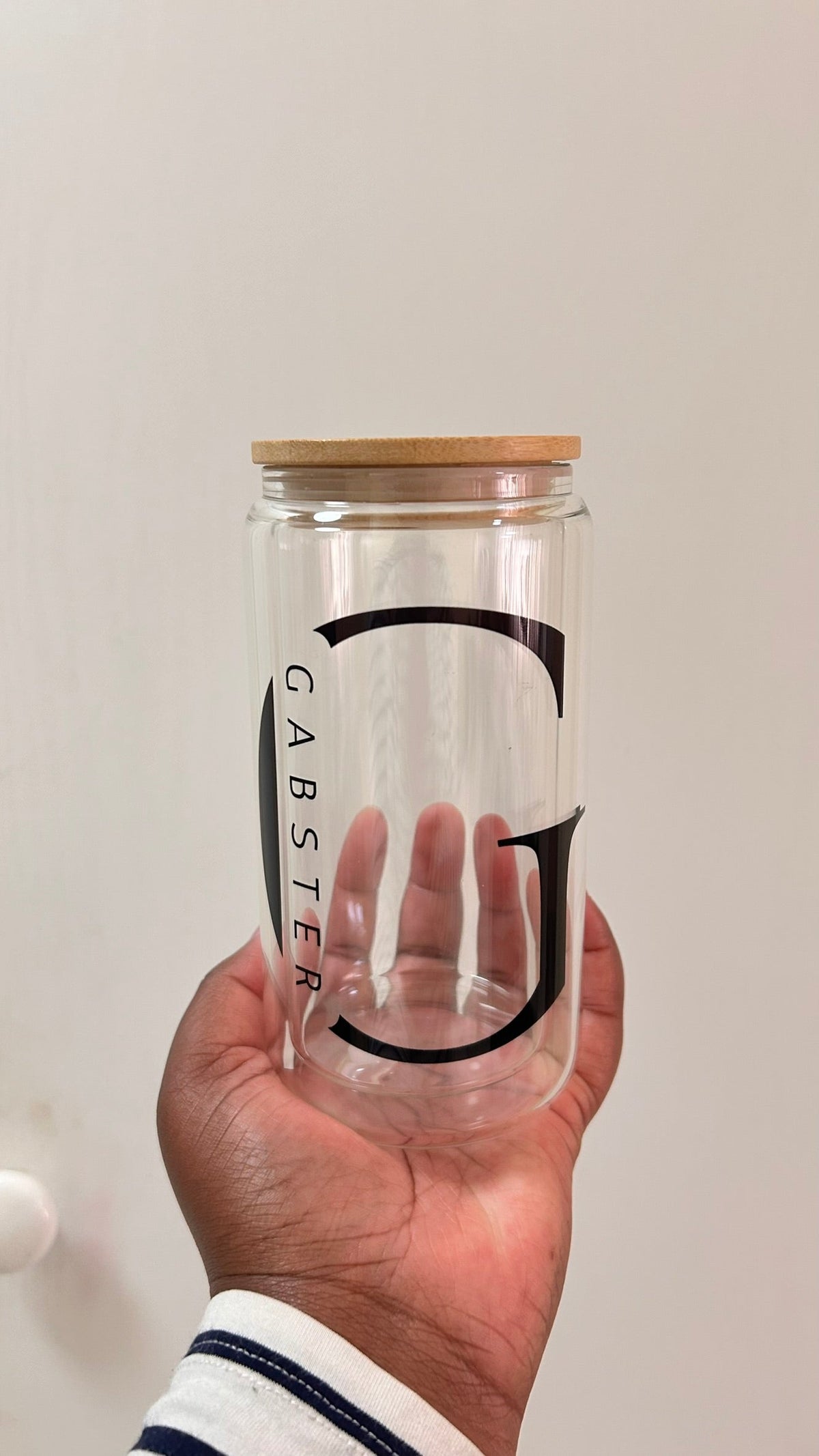 Personalised 16oz double-wall glass mug with bamboo lid customised with a monogram and name, suitable for hot and cold beverages and personalised gifts in South Africa.